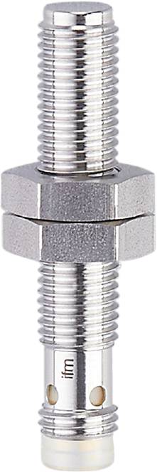 Ein glänzender Metallbolzen mit einem sechseckigen Kopf, der in einen Mutternring eingeschraubt ist, vor einem weißen Hintergrund.