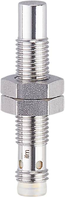 Eine silberne Schraube mit einer sechseckigen Mutter in der Mitte, auf einem weißen Hintergrund.