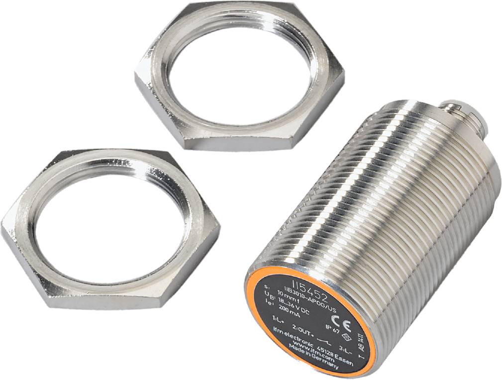 Stapel von Metallscheiben und zwei einzelne Sechskantmuttern auf weißem Hintergrund.