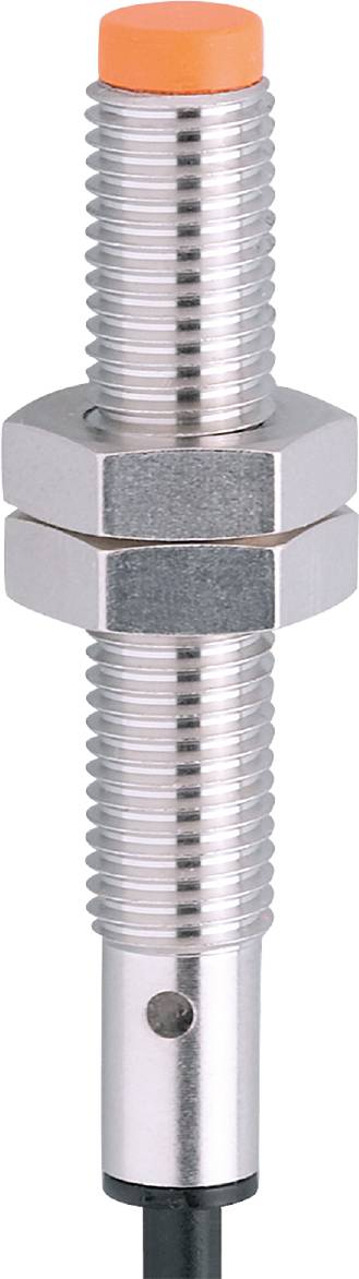 Großaufnahme einer silbernen Schraube mit Muttern auf einem weißen Hintergrund. Schraube ist vertikal ausgerichtet.