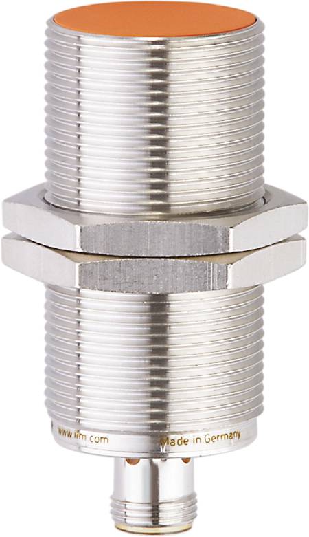 Zwei metallene Sechskantmuttern mit einem Gewindestift dazwischen, nebeneinander auf einem weißen Hintergrund.