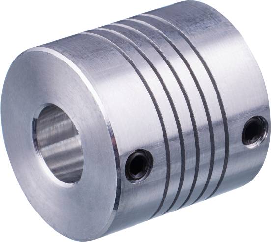 Ein zylindrisches Metallteil mit mehreren parallelen Rillen und zwei seitlichen Schraubenlöchern, wahrscheinlich eine Kupplung.