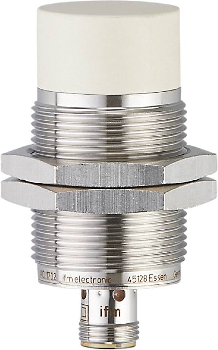 Metallsensor mit Gewinde und Steckverbindungen, geeignet für industrielle Anwendungen, von 'ifm electronic' hergestellt.