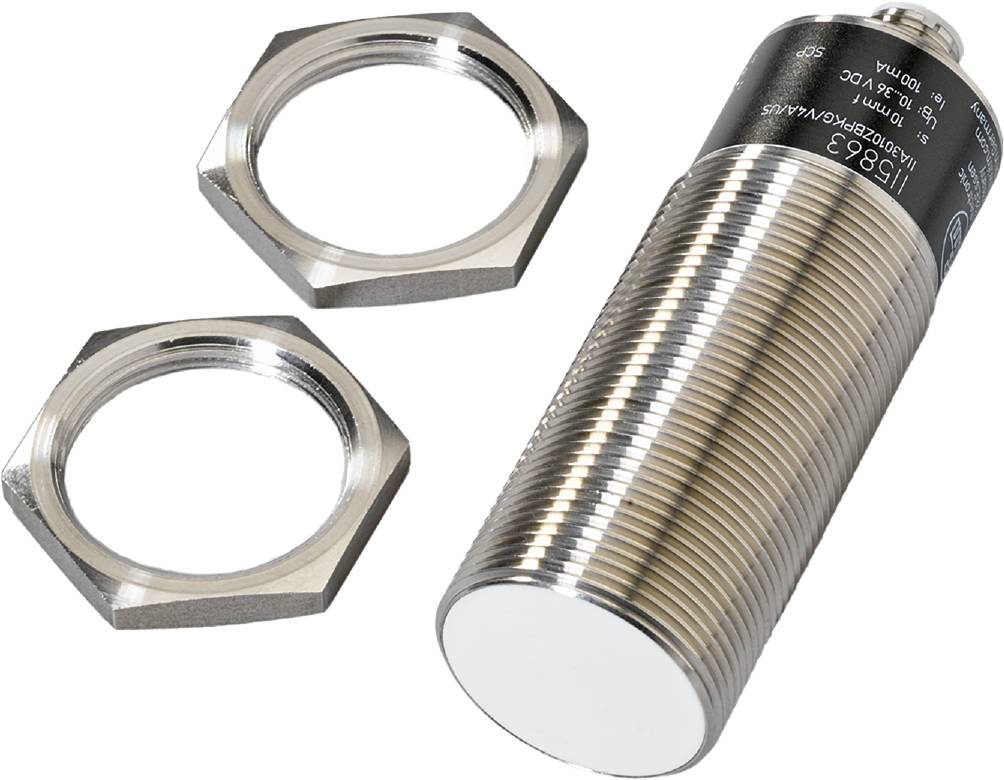 Zylindrischer Näherungssensor aus Metall mit geripptem Gehäuse, zwei dazugehörige Muttern, zur Erkennung von Objekten in der Nähe.
