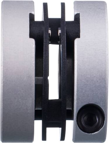Nahaufnahme einer Metallkupplung mit Bolzen und Fugen, zeigt technische Details und Präzision der Bauteilverbindung.
