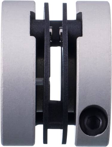 Nahaufnahme einer metallischen Kupplung mit präzisen mechanischen Details und Bolzenlöchern. Technische und industrielle Anwendung.