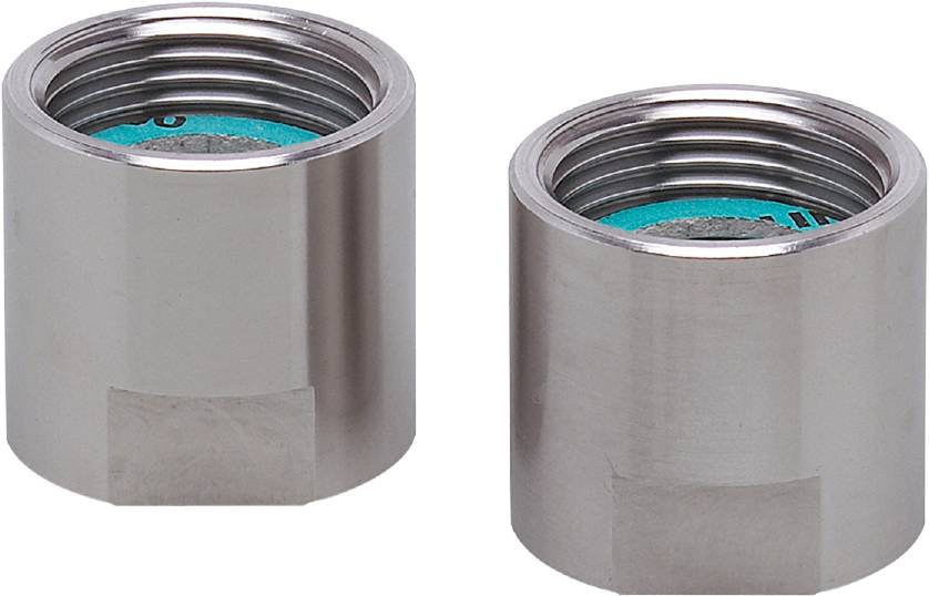 Zwei silberne Metallrohre, nebeneinander stehend, mit Gewinden an den oberen Enden, auf einem weißen Hintergrund.