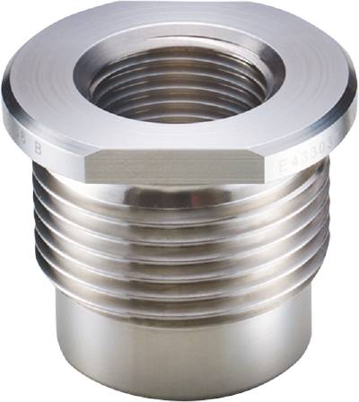Eine silberne Metallverschraubung mit senkrechten Gewinden, zylindrischer Form, geeignet für industrielle Rohrverbindungen.