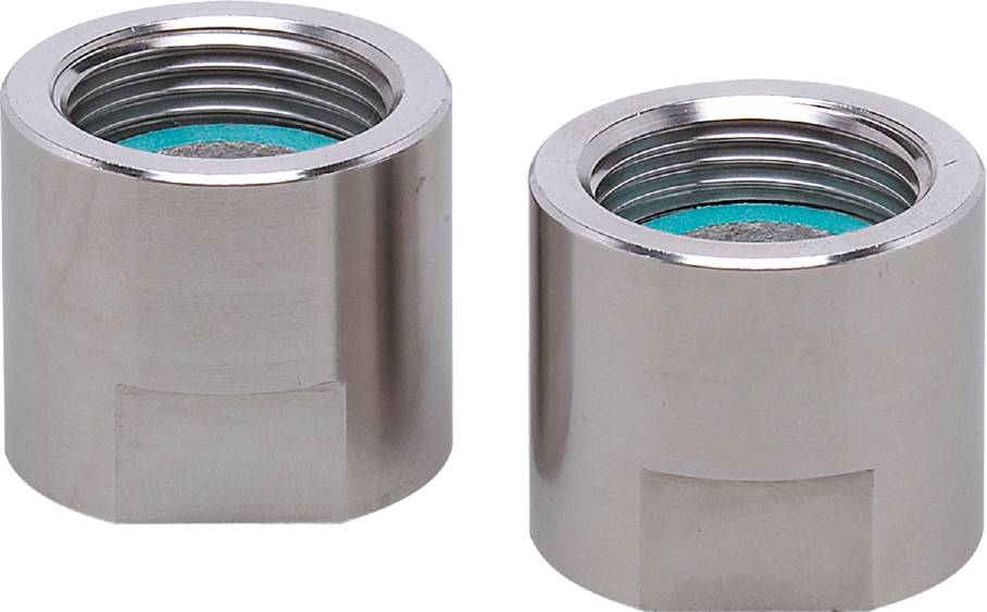 Zwei zylindrische Metallfittings mit Gewinde, die auf einer weißen Oberfläche liegen.