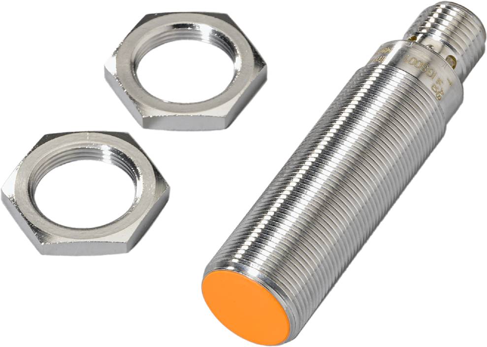 Ein zylindrischer Näherungssensor mit zwei Sechskantmuttern daneben, dargestellt auf weißem Hintergrund.