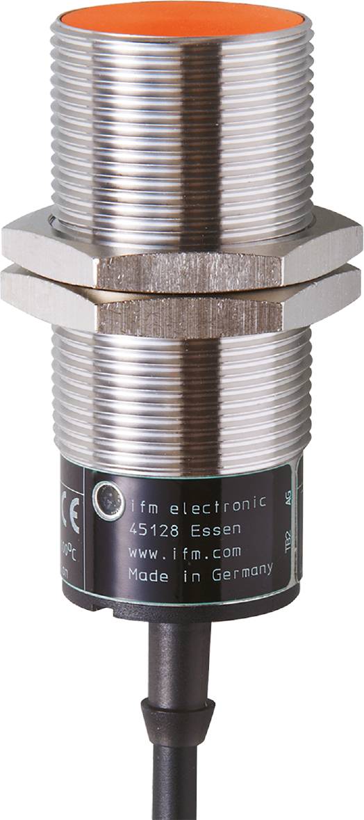 Zylindrischer Sensor mit Metallgehäuse, auf dem 'ifm electronic', 'Essen', 'Made in Germany' steht.