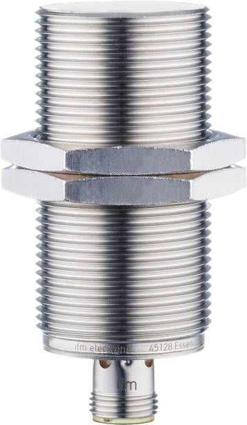 Ein metallischer F-Stecker, der in der Telekommunikation verwendet wird, zeigt seine Struktur mit Rillen und einem sechseckigen Kopf.