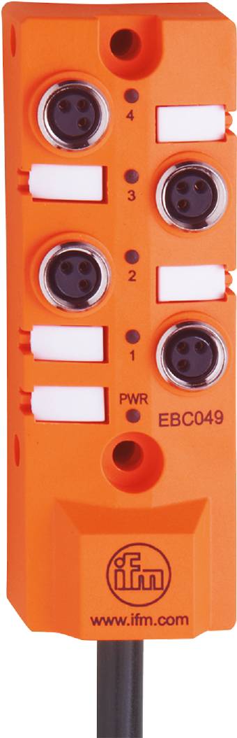 Nahaufnahme von einem orangefarbenen elektronischen Gerät mit Steckverbindungen und Beschriftungen 'EBC049'.