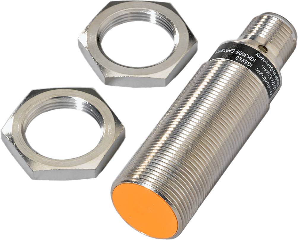 Ein zylindrischer Induktionssensor mit silbernem Gewinde und orangefarbener Spitze, daneben zwei Muttern.