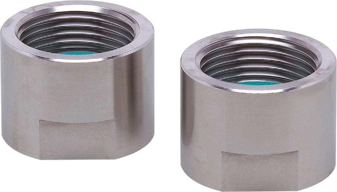Zwei Edelstahl-Rohrverbinder mit Innengewinde, nebeneinander platziert. Geeignet für Sanitär- oder industrielle Anwendungen.