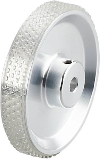 Ein silbernes Metallrad mit einem Loch in der Mitte und einer geriffelten Oberfläche an der Seite.