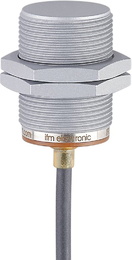 Ein zylindrischer Sensorschaft mit zwei Metallmuttern und einem Logo mit der Aufschrift 'ifm electronic' auf dem Gehäuse.