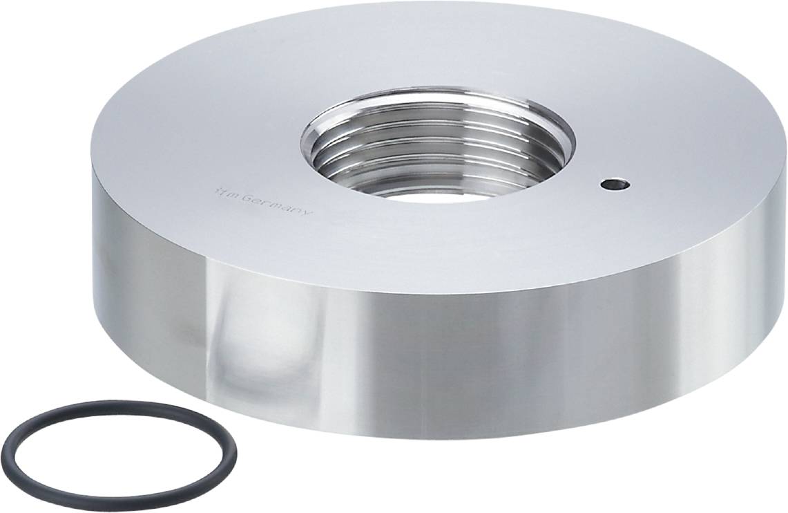 Eine silberne Metallkappe mit Innengewinde und O-Ring daneben. Text auf der Kappe: 'in Germany'. Verwendet für mechanische Verbindungen.