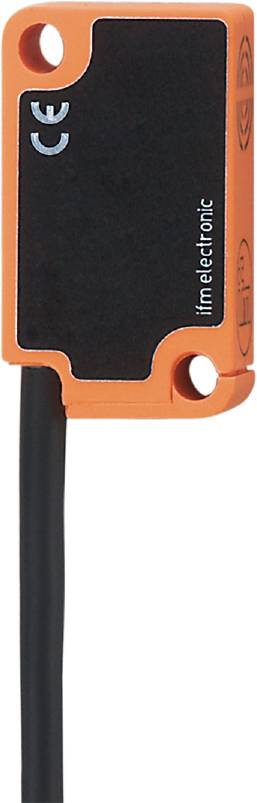 Ein orange-schwarzer Sensor mit einem Kabelanschluss an der Unterseite, verwendet für industrielle Anwendungen von der Marke IFM.