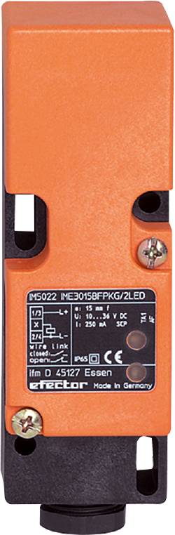 Nahaufnahme eines orangefarbenen Induktivsensor-Modells mit schwarzem und weißem Markierungstext, Schraube und Kabelanschlüssen oben links.