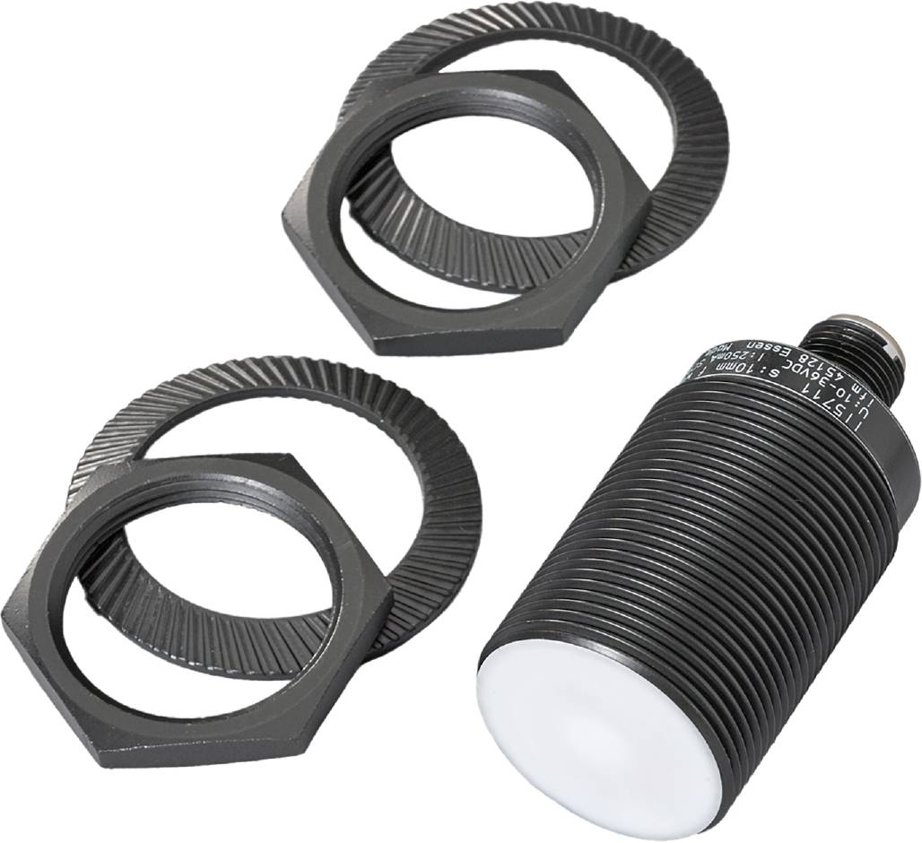 Zylindrischer Sensor mit geriffeltem Metallgehäuse und zugehörigen Muttern sowie Unterlegscheiben. Sensor wird zur Erfassung verwendet.