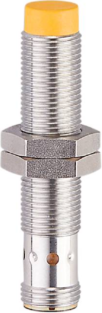 Nahaufnahme eines verchromten Sechskantmetallbolzens mit Gewinde, der in der Mitte von zwei Sechskantmuttern gehalten wird.