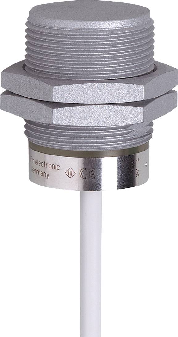 Nahaufnahme eines zylindrischen Sensors mit Metallgewinde und Kabel. Auf dem Sensor steht 'ifm electronic Germany'.