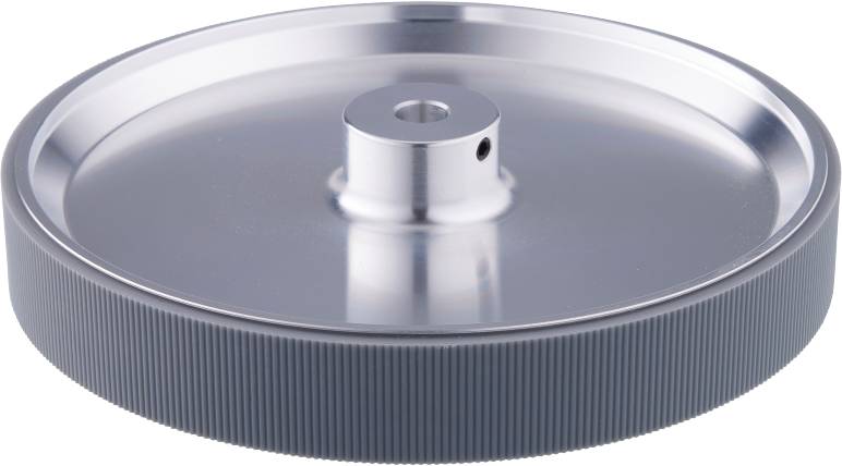 Ein silberner Metallknopf mit geriffeltem Rand und zentralem Loch auf glatter Oberfläche.