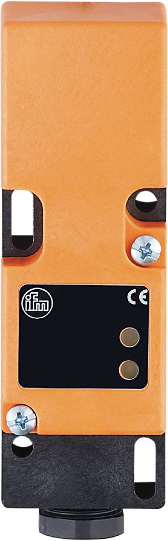 Nahaufnahme eines orangefarbenen Sensors mit zwei runden Befestigungspunkten, CE-Kennzeichnung und ifm-Logo.