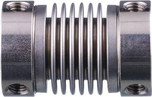 Metallschlauch mit Faltenstruktur, bestehend aus Edelstahl. Verbindet zwei Rohrstücke, bietet Flexibilität und Widerstandsfähigkeit.