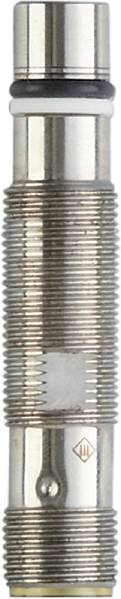 Ein silbernes Metallrohr mit Gewinde, das senkrecht steht. Es zeigt die Struktur und Textur des Metallgewindes.