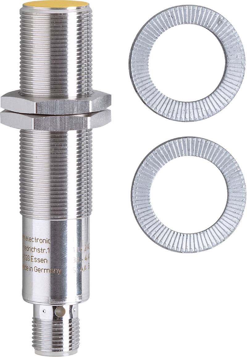 Ein zylindrischer Näherungssensor neben zwei geriffelten Befestigungsmuttern. Der Sensor ist zylindrisch und aus Metall.