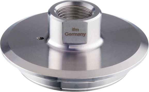 Metallisches Bauteil mit Schraubverbindung und Gravur 'ifm Germany' auf der Oberfläche.