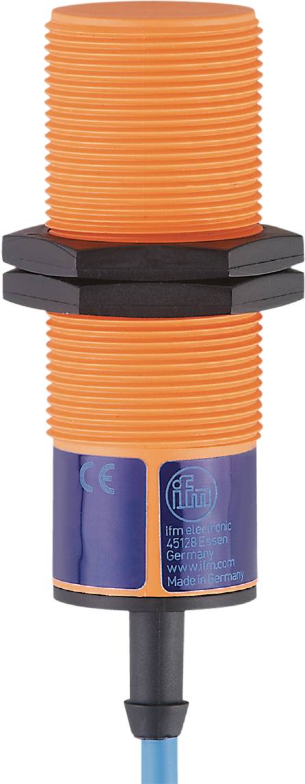 Ein zylindrischer Induktivsensor in orangem Gehäuse mit blauem Logo von ifm electronic, umgeben von schwarzem Kunststoff.