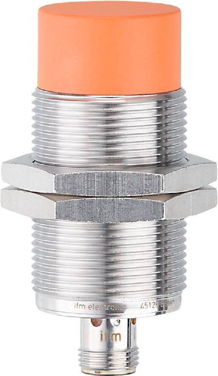 Ein silberner zylindrischer Metallsensor mit orangenem Kopf. Er hat ein Schraubgewinde und dient zur Erkennung von Näherungen.