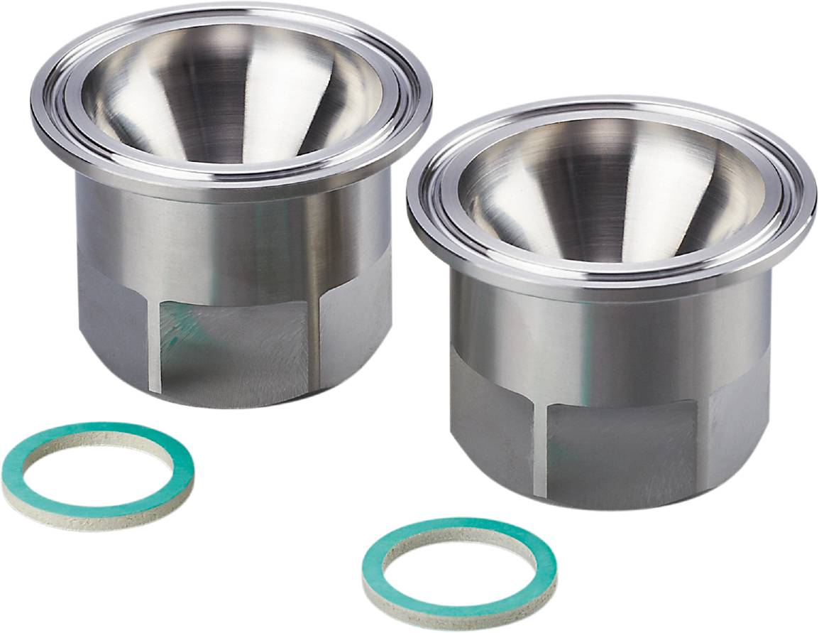 Zwei Edelstahltrichter mit breiten Rändern und glatten Oberflächen, daneben grün-weiße Dichtungsringe.