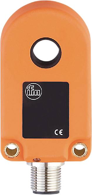 Ein orangefarbener Sensor mit einem schwarzen Feld auf der Vorderseite. Oben links das ifm-Logo, unten die CE-Kennzeichnung.