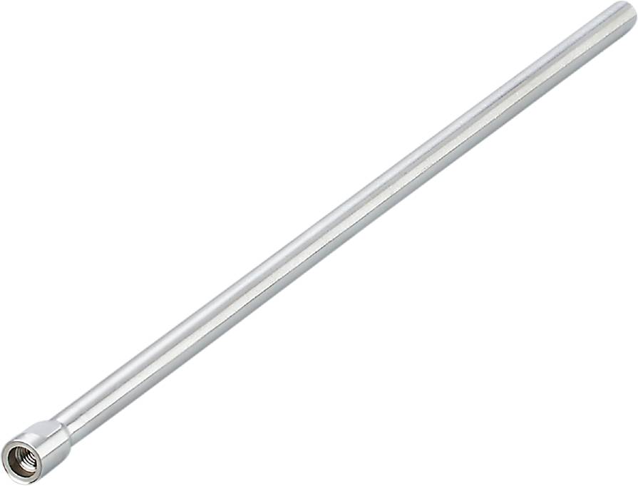 Ein langer, schlanker, silberner Metallstab auf weißem Hintergrund.