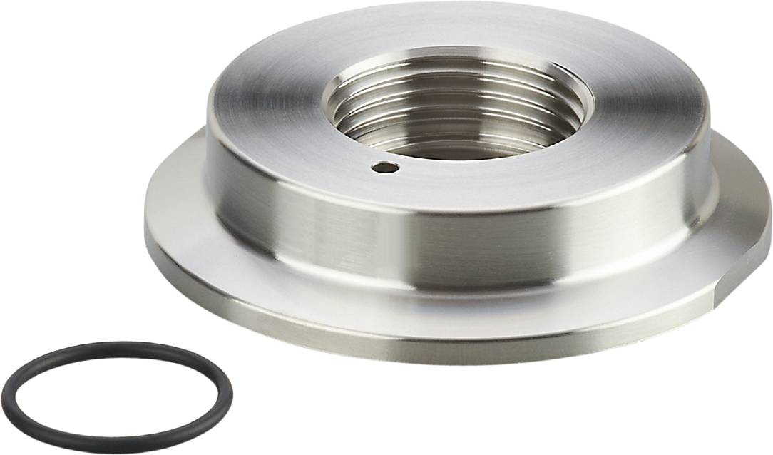 Ein silbernes Metallbauteil mit Gewinde liegt auf einer weißen Fläche. Links daneben liegt ein kleiner schwarzer Dichtungsring.