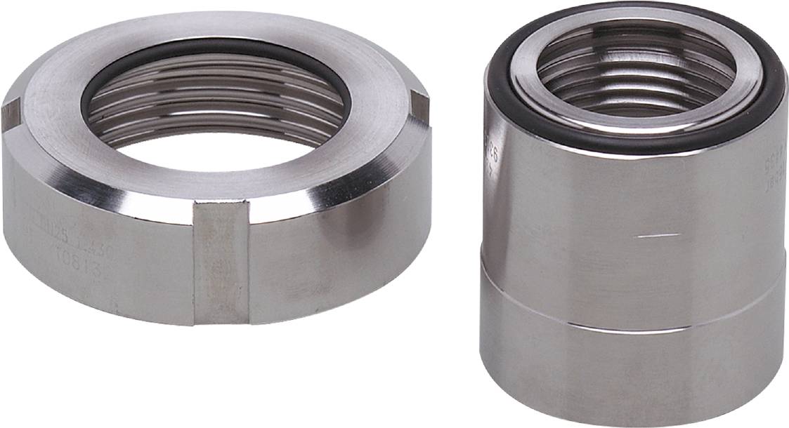 Zwei silberne Metallmuttern mit Gewinden nebeneinander dargestellt, Hintergrund weiß.