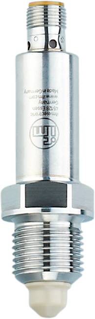 Ein silberner Metallanschluss mit einem eingeprägten Logo, das aus stilisierten Buchstaben besteht.