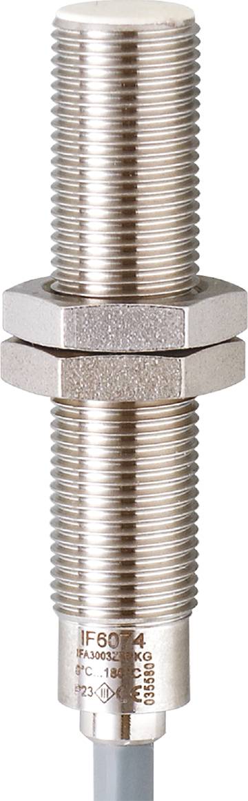 Metallschraube in Nahaufnahme, mit Gewinde und Sechskantkopf, auf weißem Hintergrund.