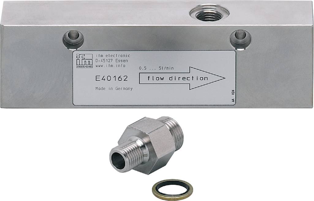 Metallkomponente mit Aufschrift 'flow direction', Düse vorne, Dichtung daneben; Gerät zur Durchflussmessung, IFM Electronic.