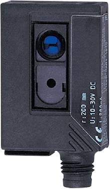 Industriekamera mit CE-Zeichen und technischen Spezifikationen auf schwarzem Gehäuse: Reichweite 200 mm, Spannung 10-30V DC.