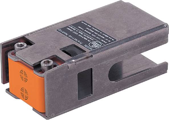 Ein rechteckiges Metallteil mit orangefarbenem Kunststoffelement und schwarzem Etikett mit weißem Text. Technische Komponente.