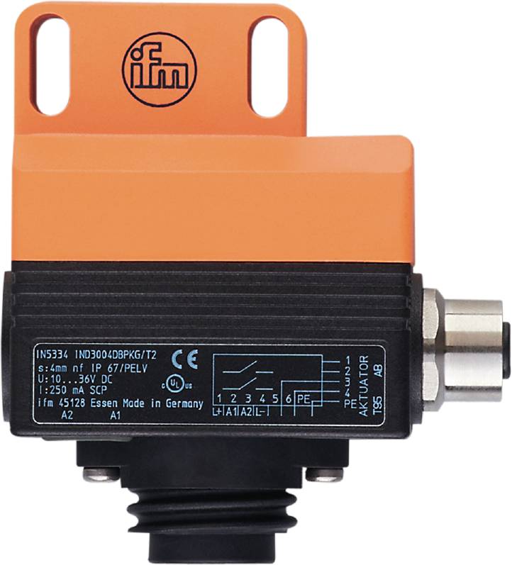 Ein orangefarbener Sensor von ifm mit schwarzen Label und Anschlüssen. Text auf dem Label gibt technische Spezifikationen und Zertifizierungen an.