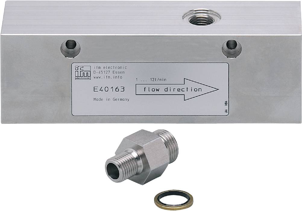 Metallisches Durchflussmessgerät mit Pfeilmarkierung 'flow direction' und Text 'Made in Germany', Hinweis auf Flussrichtung.