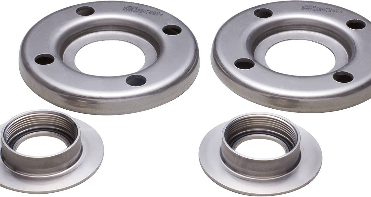 Metallflanschset: Zwei runde Metallflansche mit vier Schraublöchern. Einer hat eine erhabene Dichtung. Industrielles Bauteil.