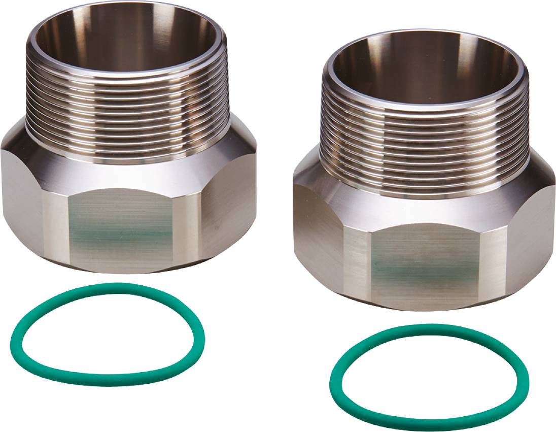 Zwei metallische Adapter mit Schraubgewinde, flankiert von zwei grünen Dichtungsringen. Eignen sich möglicherweise für Rohrverbindungen.