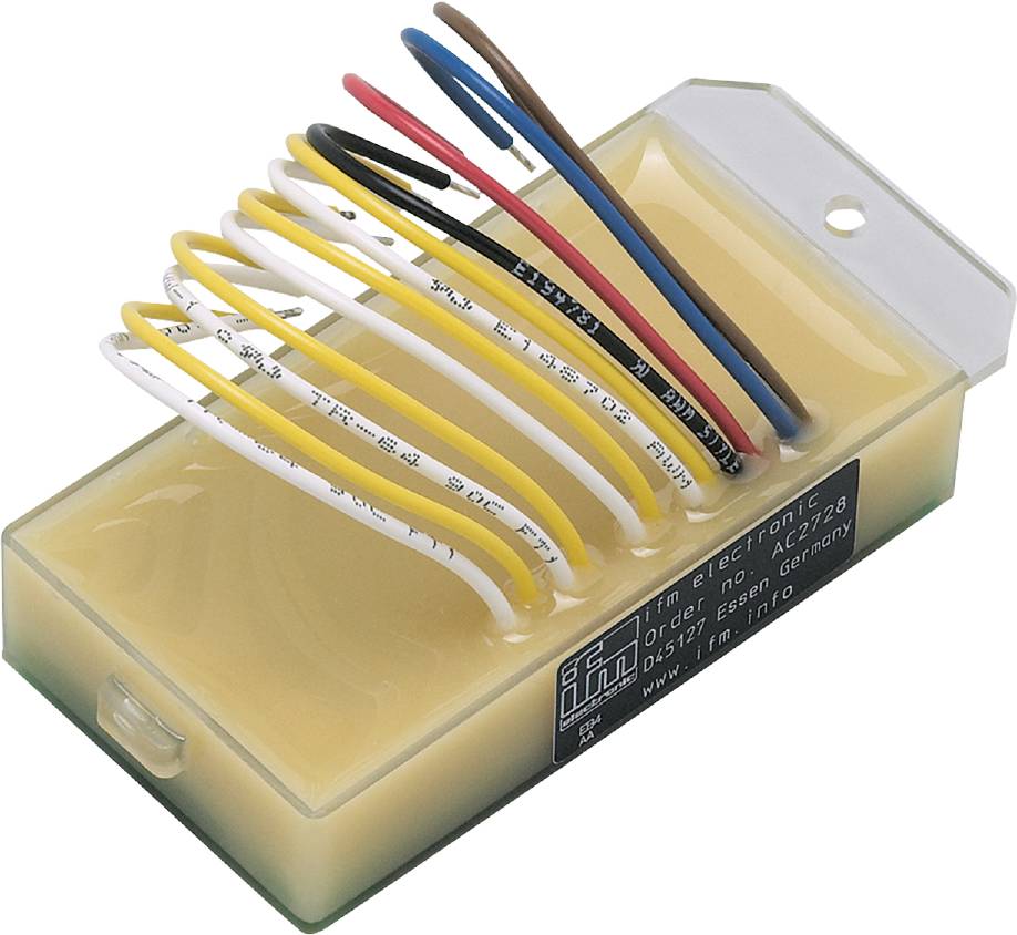 Box mit mehreren bunten Kabeln, die aus der Oberseite herausragen; jedes Kabel ist unterschiedlich gefärbt und markiert.